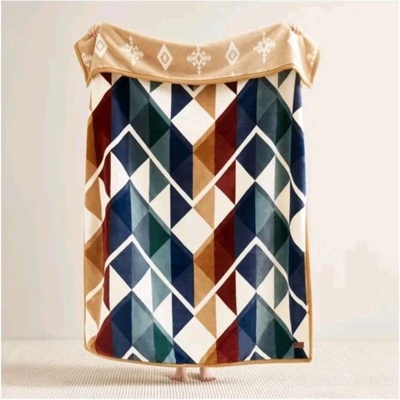 Pendleton Reversible Soft Striped Geometric Aztec Plush Throw Blanket 50 × 70in. - Picture 3 of 5
